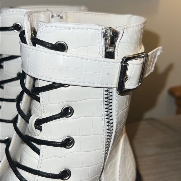 Catherine Malandrino Runner Croc Embossed White Combat Boots. - Picture 4 of 9